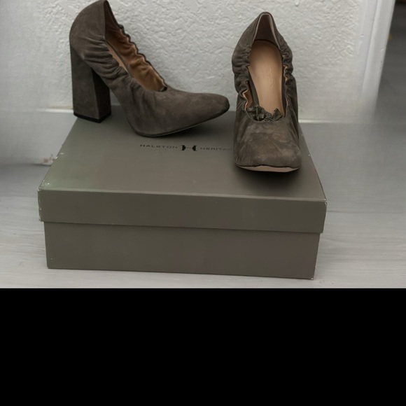 $75 NWT HALSTON Heritage Suede Pumps in Taupe SZ 7.5 - Picture 5 of 11